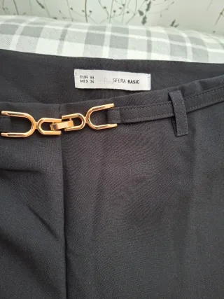 Pantalón negro con cinturón dorado