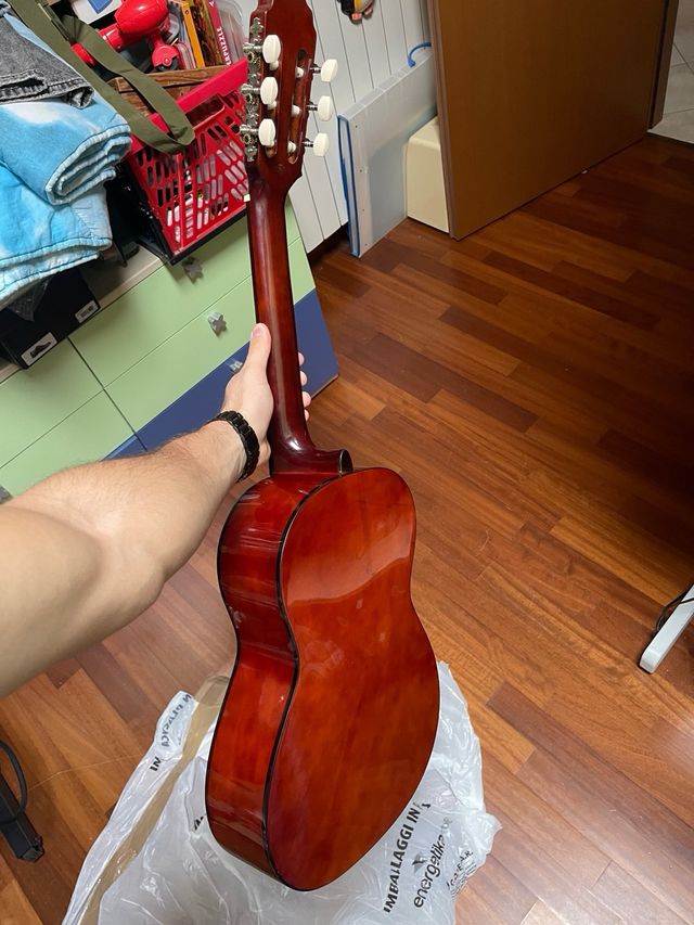 Chitarra con custodia (prezzo trattabile)