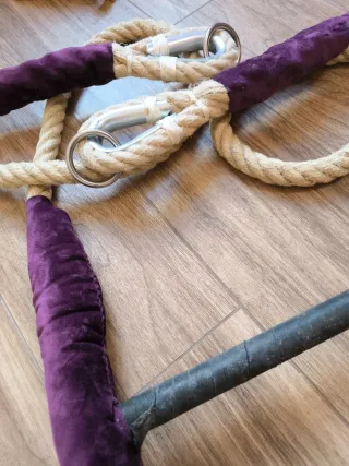 Trapecio de circo con agarres morados