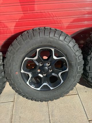 5 Llantas y Neumáticos Jeep