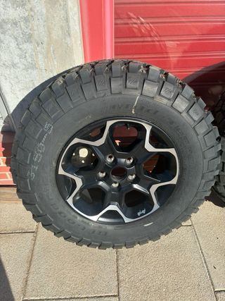 5 Llantas y Neumáticos Jeep