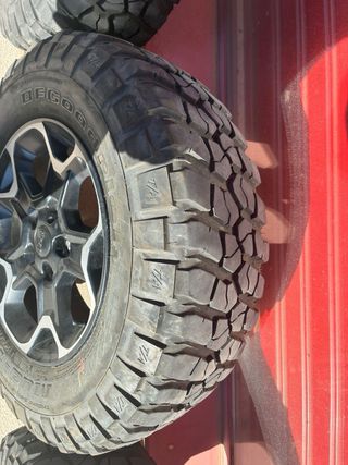 5 Llantas y Neumáticos Jeep
