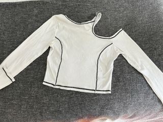 Camiseta blanca asimétrica manga larga