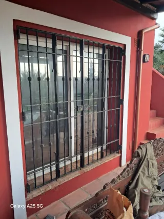 Puerta corredera aluminio con reja y ventana