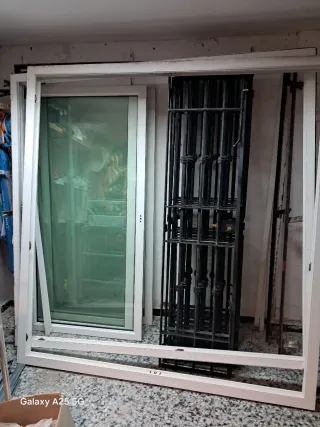 Puerta corredera aluminio con reja y ventana