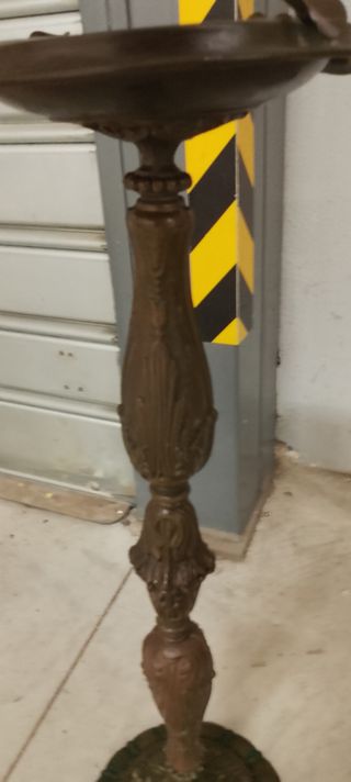 Antico portacenere a piantana in bronzo