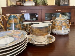 Jarra y tazas de porcelana dorada y azul