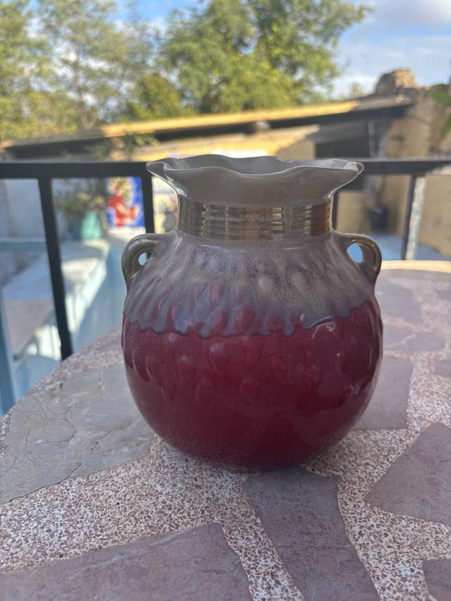 Jarrón de cerámica rojo y dorado