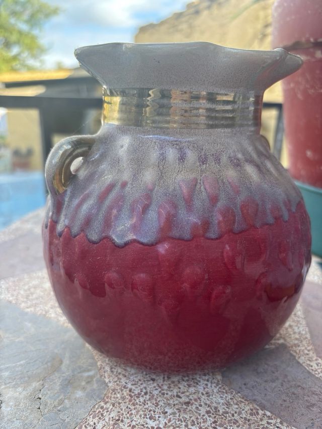Jarrón de cerámica rojo y dorado