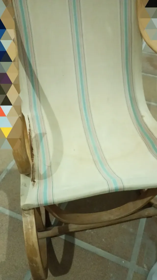Mecedora antigua de tela y madera