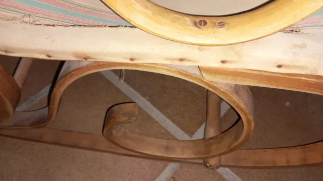 Mecedora antigua de tela y madera