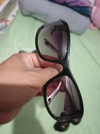 Gafas de sol negras y moradas