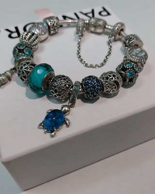Pulsera Pandora con charms. Original. 