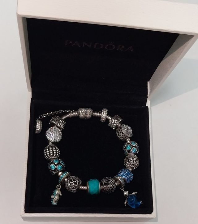Pulsera Pandora con charms. Original.