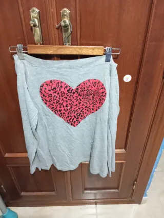 Camiseta gris con corazón estampado