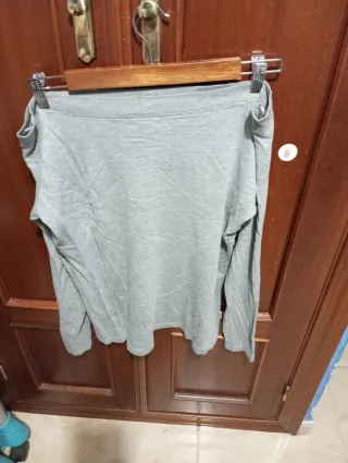 Camiseta gris con corazón estampado