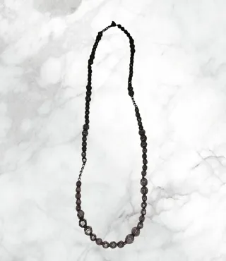 Collana lunga grigia con perle sfaccettate