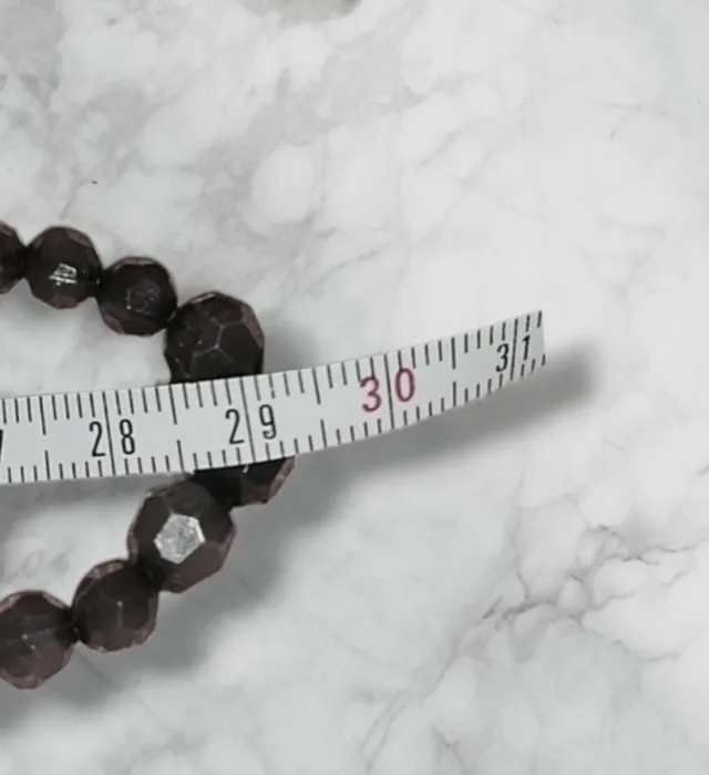 Collana lunga grigia con perle sfaccettate