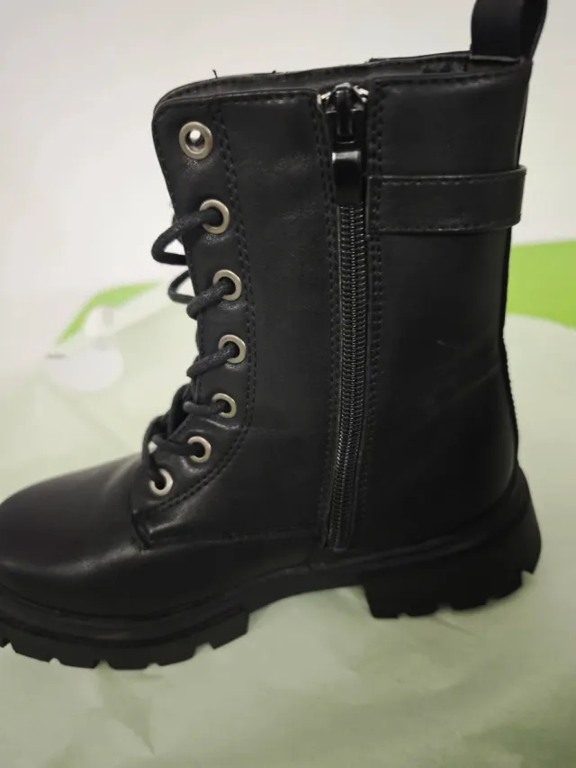 Botines niña negros costaron 50 € menos de un año