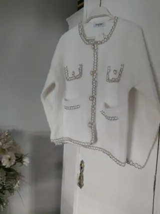 Chaqueta Blanca Perlas y Cadena