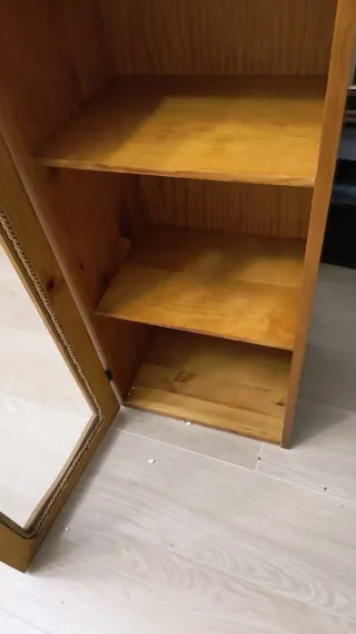 Vitrina madera provenzal con puerta de cristal