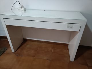 Mesa de manicura blanca