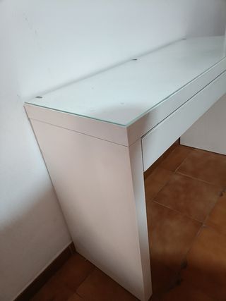 Mesa de manicura blanca
