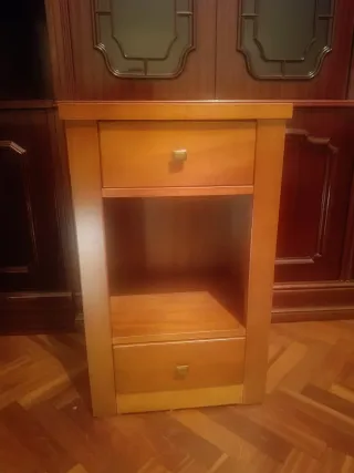 Mesita de noche de madera