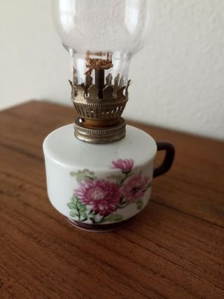 Quinqué antiguo de porcelana con flores