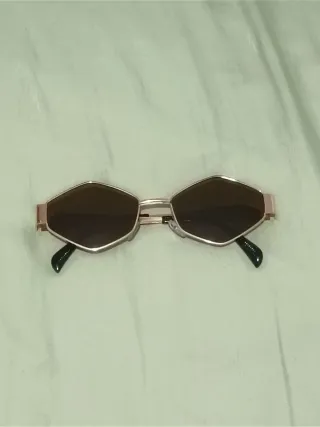 Gafas de sol hexagonales doradas y marrones