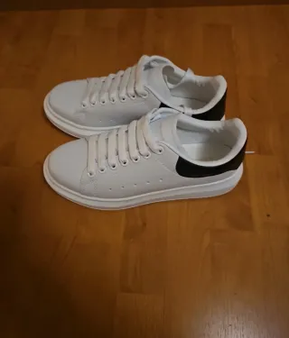  Zapatillas Blancas y Negras imitación 