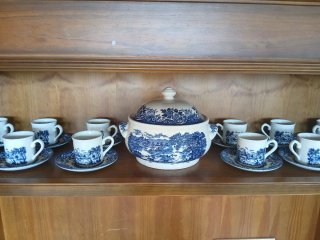 Vajilla de porcelana azul y blanco.