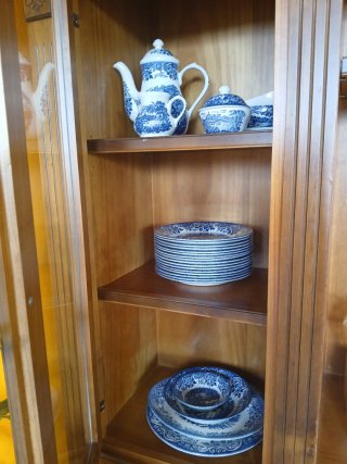 Vajilla de porcelana azul y blanco.