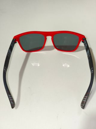 Gafas de sol polarizadas negras y rojas