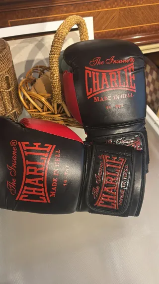 Guantes de boxeo Charlie negros y rojos