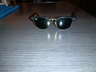 Gafas de sol Ray-Ban negras y doradas RB 3016