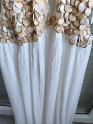 Vestido largo blanco con detalles de concha 