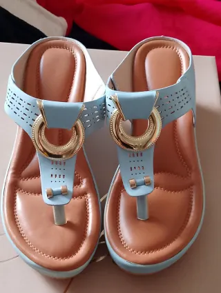Sandalias azules y doradas