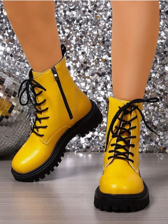 Botas amarillas con cordones y cremallera