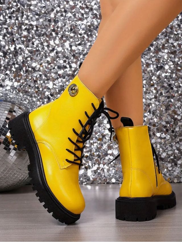 Botas amarillas con cordones y cremallera