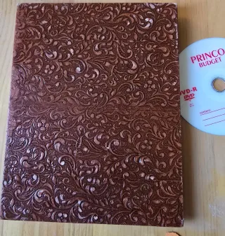 Carpeta de cuero con relieve