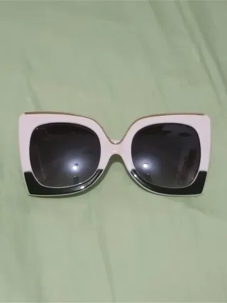 Gafas de sol blancas y negras