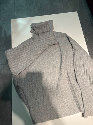 Jersey Bershka gris cuello vuelto talla M