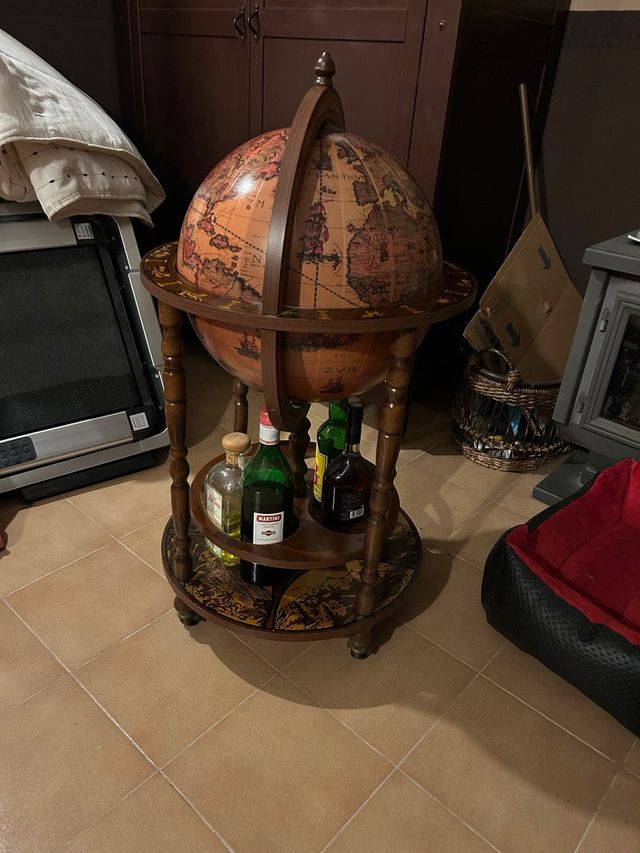 Licorera de madera con globo terráqueo