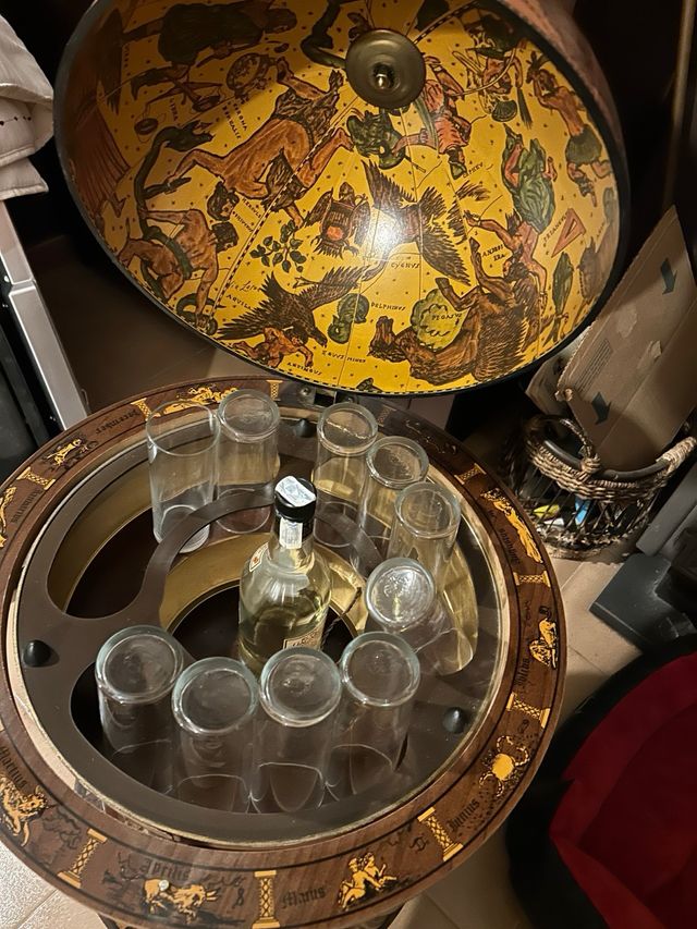 Licorera de madera con globo terráqueo