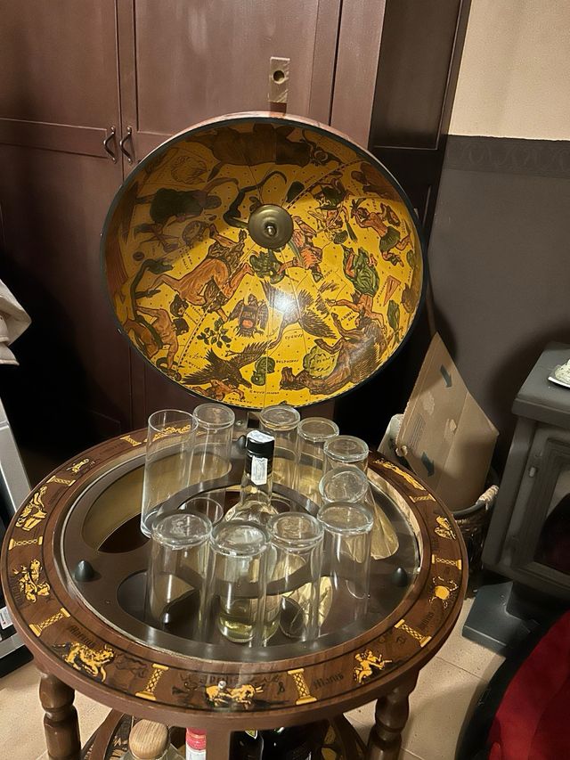 Licorera de madera con globo terráqueo