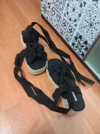 Sandalias plataforma negras con lazo