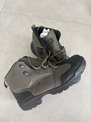 Botas de montaña verdes y negras