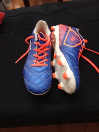 Zapatos de fútbol Kipsta Azules y Naranjas