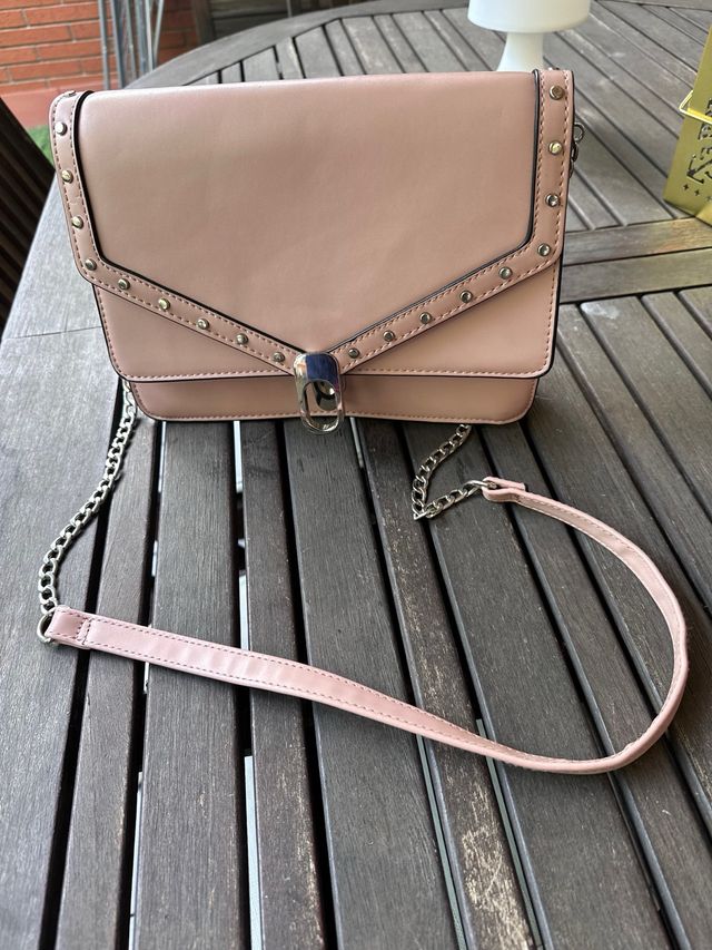 Bolso rosa clarito con tachuelas